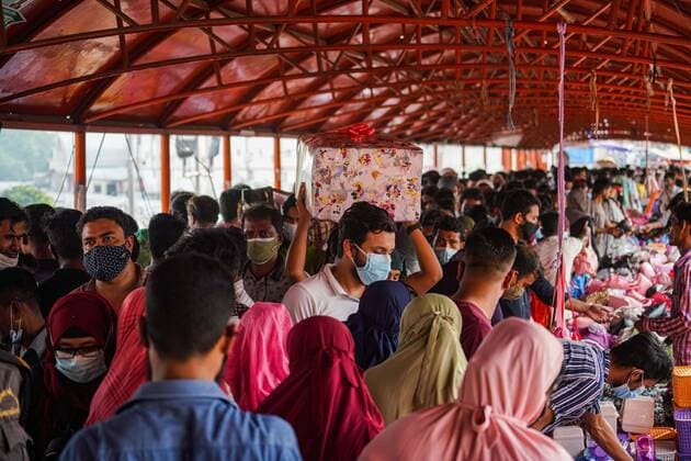 April 30, 2021, Dhaka, Dhaka, Bangladesh: Bangladeshi people not maintaining any social distance while shopping ahead of Eid, as Bangladesh s authorities enforced a strict lockdown to combat the spread of the Covid-19 coronavirus at New Market area in Dhaka, Bangladesh on April 30, 2021. Dhaka Bangladesh - ZUMAc321 20210430_zip_c321_003 Copyright: xZabedxHasnainxChowdhuryx