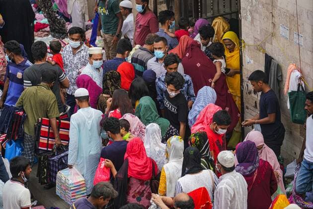 April 30, 2021, Dhaka, Dhaka, Bangladesh: Bangladeshi people not maintaining any social distance while shopping ahead of Eid, as Bangladesh s authorities enforced a strict lockdown to combat the spread of the Covid-19 coronavirus at New Market area in Dhaka, Bangladesh on April 30, 2021. Dhaka Bangladesh - ZUMAc321 20210430_zip_c321_007 Copyright: xZabedxHasnainxChowdhuryx