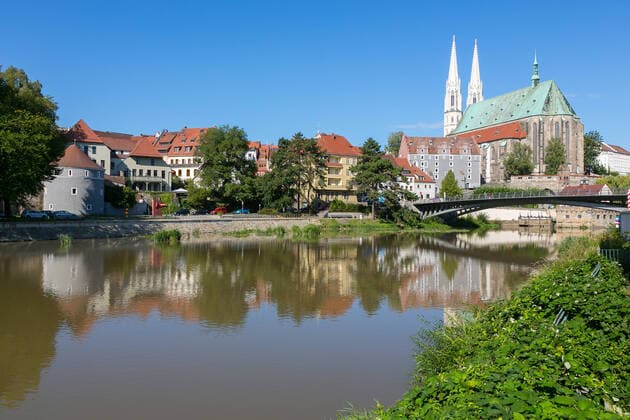 Stadtansicht von Görlitz über die Neiße mit Ochsenbastei, Altstadtbrücke, Waidhaus und Pfarrkirche St. Peter und Paul, Szorzelec, Polen *** City view of Görlitz over the river Neiße with Ochsenbastei, Old Town Bridge, Waidhaus and Parish Church St Peter and Paul, Szorzelec, Poland