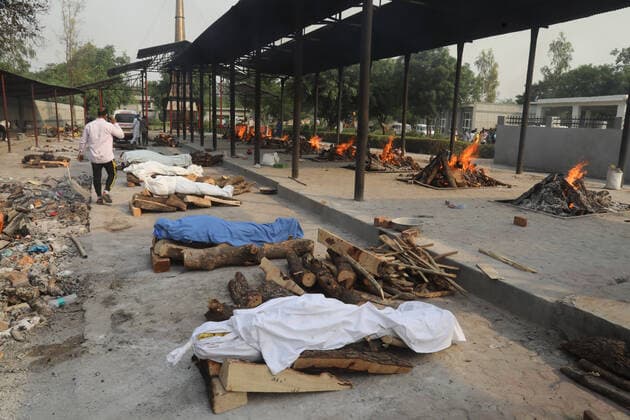 April 30, 2021, New Delhi, India: (EDITORS NOTE: Image depicts death).Bodies of those who lost their life due to the coronavirus Covid-19 disease wait to be cremated during the mass cremation at Dwarka crematorium..The ongoing vaccination drive will open for 18-45 age group from May 01, 2021. India has recorded 386,452 new coronavirus infection cases and 3,498 death in the last 24 hours. New Delhi India - ZUMAs197 20210430_zaa_s197_080 Copyright: xNaveenxSharmax