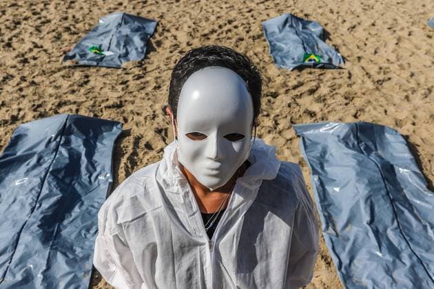 April 30, 2021: BRAZIL. RIO DE JANEIRO. CORONAVIRUS. NGO RIO DE PAZ protests the death of more than 400,000 people from covid-19 in the country. The protest took place on Copacabana beach, south of the city, this Friday - ZUMAl255 20210430_zip_l255_003 Copyright: xEllanxLustosax