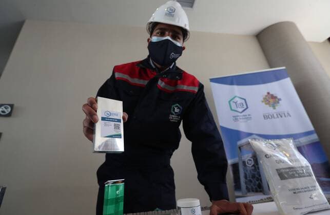 Officials of the state Bolivian Lithium Deposits (YLB) show the batteries of lithium extracted from the Uyuni salt flat, during the event of Launch of the International Call for Direct Extraction of Lithium , in La Paz, Bolivia, 30 April 2021. The Government of Luis Arce launched this Friday an international call for interested companies to test in the country their technology for direct extraction of lithium (EDL) with brines from Bolivian salt flats, within the state actions to reactivate their industrialization projects. Bolivia aims for direct lithium extraction to reactivate its projects !ACHTUNG: NUR REDAKTIONELLE NUTZUNG!  Copyright: xMartinxAlipazx AME4114 20210430-637554180234151575