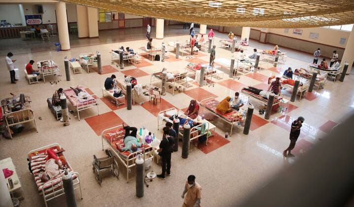 JAIPUR, INDIA - APRIL 30: A view inside Rajasthan University of Health Sciences Hospital where the ground floor lobby and corridors have been converted to into a ward with oxygen beds for Covid-19 patients on April 30, 2021 in Jaipur, India. (Photo by Himanshu Vyas Hindustan Times) Covidcare Center At Rajasthan University of Health Sciences Hospital