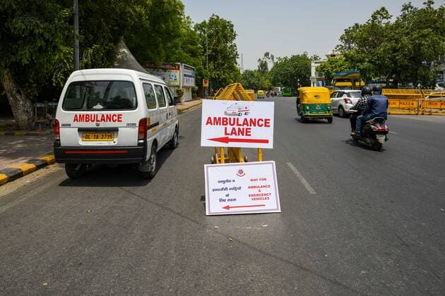 NEW DELHI, INDIA - APRIL 30: A sign points to a green corridor for ambulances made by Delhi Police at Aurobindo Marg on April 30, 2021 in New Delhi, India. (Photo by Amal KS Hindustan Times) Green Corridor For Ambulances Made By Delhi Police