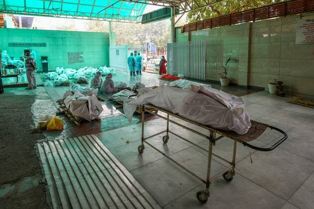 NEW DELHI, INDIA - APRIL 30: Bodies of Covid-19 victims lined up to be cremated at Jhandewalan Extension Cremation Ground on April 30, 2021 in New Delhi, India. (Photo by Amal KS Hindustan Times) Cremation Of Covid-19 Victims