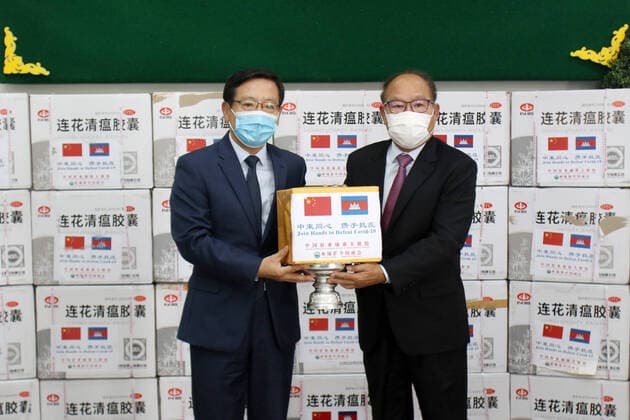 (210501) -- PHNOM PENH, May 1, 2021 -- Chinese Ambassador to Cambodia Wang Wentian (L) hands over traditional medicine Lianhua Qingwen Capsules to Cambodia s Health Minister Mam Bunheng in Phnom Penh, Cambodia on April 29, 2021. China has donated 88,000 boxes of traditional medicine Lianhua Qingwen Capsules to Cambodia to help treat COVID-19 patients in the Southeast Asian nation. (Photo by Xinhua) CAMBODIA-PHNOM PENH-CHINA-DONATION-MEDICINE Sovannara 