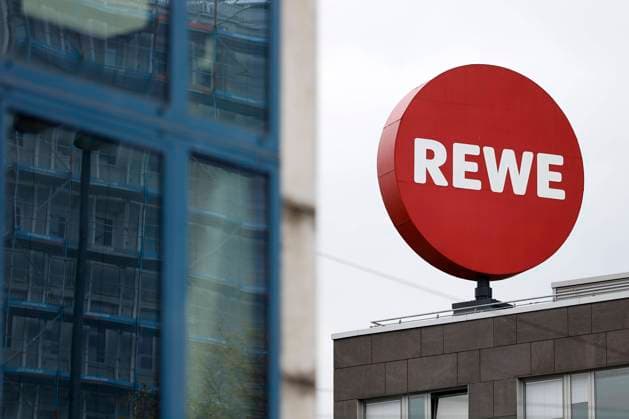 Reklame eines REWE Supermarktes in der Innenstadt. (Themenbild, Symbolbild) Köln, 29.04.2021 *** Advertisement of a REWE supermarket in the city centre Theme image, symbolic image Cologne, 29 04 2021 Foto:xC.xHardtx xFuturexImage
