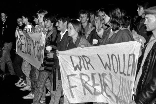 Neues Forum fordert Freie Wahlen Neues Forum - die politische Hauptkraft der DDR Reformbewegung - fordert auch in Rostock am 19. Oktober 1989 Freie Wahlen. Außerdem standen auf dem Forderungskatalog die Zulassung von demokratischen Parteien, Reisefreiheit, Pressefreiheit und die Abschaffung der Diktatur des Proletariats. Rostock Mecklenburg-Vorpommern Deutschland *** New Forum demands free elections New Forum the political main force of the GDR reform movement demands also in Rostock on 19 October 1989 free elections In addition the admission of democratic parties, freedom of travel, freedom of the press and the abolition of the dictatorship of the proletariat were on the list of demands Rostock Mecklenburg Western Pomerania Germany