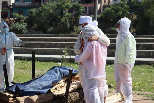May 1, 2021, Poonch, Jammu and Kashmir, India: Health workers and family members in personal protective suits move the body of a woman who died of COVID-19 for cremation at Poonch Poonch India - ZUMAk155 20210501_zip_k155_007 Copyright: xNazimxAlixKhanx