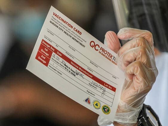 (210501) -- MANILA, May 1, 2021 -- A health worker shows a vaccination card before giving a dose of the Sinovac COVID-19 vaccine to resident in Manila, the Philippines on May 1, 2021. ) PHILIPPINES-MANILA-COVID-19-VACCINATION RouellexUmali 