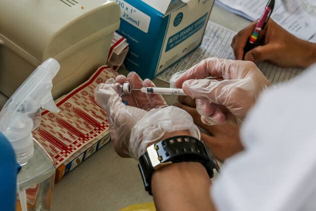 (210501) -- MANILA, May 1, 2021 -- A health worker prepares a dose of the Sinovac COVID-19 vaccine in Manila, the Philippines on May 1, 2021. ) PHILIPPINES-MANILA-COVID-19-VACCINATION RouellexUmali 