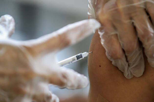 (210501) -- MANILA, May 1, 2021 -- A man gets inoculated with a dose of the Sinovac COVID-19 vaccine in Manila, the Philippines on May 1, 2021. ) PHILIPPINES-MANILA-COVID-19-VACCINATION RouellexUmali 