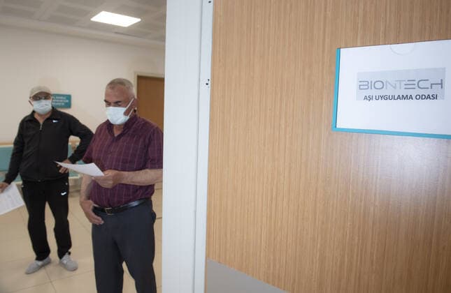 Turkish people wait for their turn for vaccination against COVID-19 with Pfizer BioNTech vaccine at the Etimesgut Sehit Sait Ertürk Hospital, in Ankara, Turkey, 1 May 2021. ( Copyright: AbdurrahmanxAntakyalix-xDepoxPho 17124459