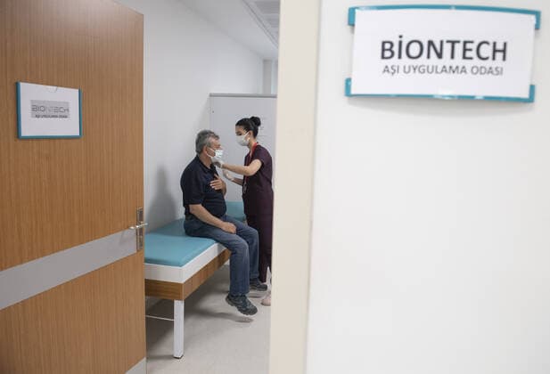 Turkish nurse vaccinates a man against COVID-19 with Pfizer BioNTech vaccine at the Etimesgut Sehit Sait Ertürk Hospital, in Ankara, Turkey, 1 May 2021. ( Copyright: AbdurrahmanxAntakyalix-xDepoxPho 17124463