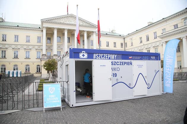 Coronavirus in Polen, Impfung in Warschau WARSZAWA 01.05.2021 PLAC BANKOWY URZAD WOJEWODZKI MOBILNY PUNKT SZCZEPIEN MASOWYCH AKCJA ZASZCZEP SIE W MAJOWKE OGOLNOPOLSKA AKCJA SZCZEPIEN N.Z MASOWY PUNKT SZCZEPIEN TLUM KOLEJKA FOT. ALEKSANDER MAJDANSKI NEWSPIX.PL --- Newspix.pl WARSAW 01 05 2021 BANK PLACE. MOBILE MASS VACCINATION POINT. VACCINATION ACTION IN MAJOWKA - MAY LONG WEEKEND NATIONAL VACCINATION ACTION  AM010521_010