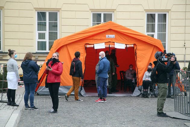 WARSZAWA 01.05.2021 PLAC BANKOWY URZAD WOJEWODZKI MOBILNY PUNKT SZCZEPIEN MASOWYCH AKCJA ZASZCZEP SIE W MAJOWKE OGOLNOPOLSKA AKCJA SZCZEPIEN N.Z MASOWY PUNKT SZCZEPIEN TLUM KOLEJKA FOT. ALEKSANDER MAJDANSKI NEWSPIX.PL --- Newspix.pl WARSAW 01 05 2021 BANK PLACE. MOBILE MASS VACCINATION POINT. VACCINATION ACTION IN MAJOWKA - MAY LONG WEEKEND NATIONAL VACCINATION ACTION  AM010521_015