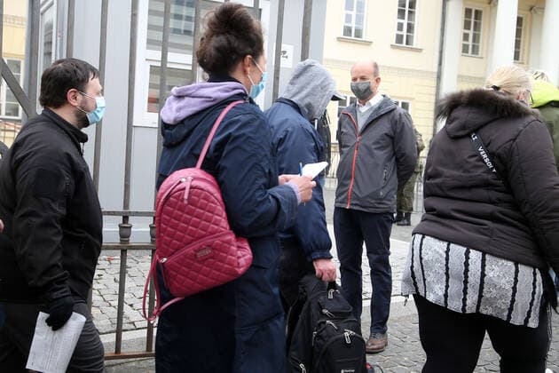 Coronavirus in Polen, Impfung in Warschau WARSZAWA 01.05.2021 PLAC BANKOWY URZAD WOJEWODZKI MOBILNY PUNKT SZCZEPIEN MASOWYCH AKCJA ZASZCZEP SIE W MAJOWKE OGOLNOPOLSKA AKCJA SZCZEPIEN N.Z MASOWY PUNKT SZCZEPIEN TLUM KOLEJKA FOT. ALEKSANDER MAJDANSKI NEWSPIX.PL --- Newspix.pl WARSAW 01 05 2021 BANK PLACE. MOBILE MASS VACCINATION POINT. VACCINATION ACTION IN MAJOWKA - MAY LONG WEEKEND NATIONAL VACCINATION ACTION  AM010521_024