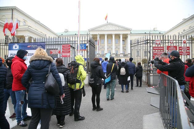 Coronavirus in Polen, Impfung in Warschau WARSZAWA 01.05.2021 PLAC BANKOWY URZAD WOJEWODZKI MOBILNY PUNKT SZCZEPIEN MASOWYCH AKCJA ZASZCZEP SIE W MAJOWKE OGOLNOPOLSKA AKCJA SZCZEPIEN N.Z MASOWY PUNKT SZCZEPIEN TLUM KOLEJKA FOT. ALEKSANDER MAJDANSKI NEWSPIX.PL --- Newspix.pl WARSAW 01 05 2021 BANK PLACE. MOBILE MASS VACCINATION POINT. VACCINATION ACTION IN MAJOWKA - MAY LONG WEEKEND NATIONAL VACCINATION ACTION  AM010521_028