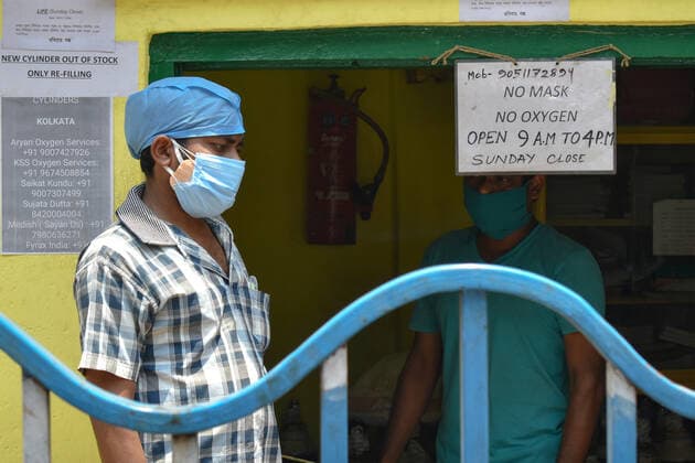 India: Oxygen crisis during covid-19 pandemic in Kolkata A family member of Covid-19 patient is standing in front an oxygen refilling shop and waiting for an oxygen cylinder during the oxygen crisis situation due to the spread of corona virus (Covid-19) in Kolkata. Kolkata West Bengal India Copyright: SudiptaxDas
