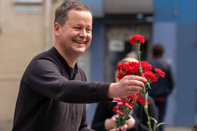 News Bilder des Tages Berlin, Deutschland 1. Mail 2021: Tag der Arbeit und Strassenwahlkampf der Linken am Kollwitzplatz, mit Klaus Lederer von der politischen Partei, Die Linke. Im Bild Klaus Lederer (Die Linke) Kollwitzplatz Berlin *** Berlin, Germany 1 Mail 2021 Labor Day and street campaign of the Left at Kollwitzplatz, with Klaus Lederer of the political party, Die Linke In the picture Klaus Lederer Die Linke Kollwitzplatz Berlin Copyright: xFotostandx xReuhlx