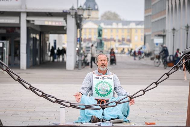 Tag der Arbeit Karlsruhe am 01.05.2021 in Karlsruhe (), Germany Ein mann meditiert friedlich auf dem Marktplatz Karlsruhe, zum Tag der Arbeit. Karlsruhe Baden-Württemberg Germany *** Labour Day Karlsruhe on 01 05 2021 in Karlsruhe , Germany A man meditates peacefully on the market place Karlsruhe, on Labour Day Karlsruhe Baden Württemberg Germany