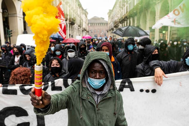 Bilder des Jahres 2021, News 05 Mai News Themen der Woche KW17 A demonstrator holds a smoke bomb during a May Day rally (also known as International Workers Day or Labour Day). May Day occurs every year on 1 May and it is used to mark the fight for workers rights across the world . May Day in Turin