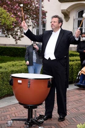Mark Mast bei der Paukenschlag gegen die Einsamkeit Konzertveranstaltung der Josef-und-Luise-Kraft-Stiftung für Senioren im Mathildenstift. München, 01.05.2021