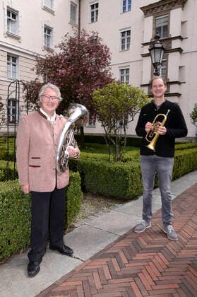 Ernst Hutter und Martin Hutter bei der Paukenschlag gegen die Einsamkeit Konzertveranstaltung der Josef-und-Luise-Kraft-Stiftung für Senioren im Mathildenstift. München, 01.05.2021