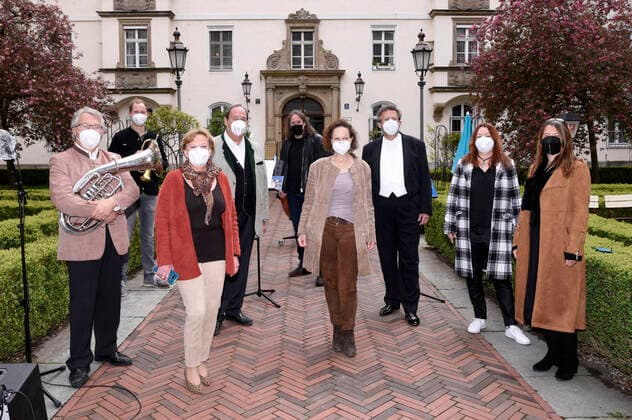 Ernst Hutter, Martin Hutter, Karin Rott (Leitung Mathildenstift), Harald Mosler (Vorstand Josef und Luise Kraft-Stiftung), Roland Hefter, Marion Klement (Geschäftsstellenleitung Josef und Luise Kraft-Stiftung), Mark Mast, Anja Lukaseder (Gesamtorganisation), Claudia Schnauffer (Bayerische Philharmonie) bei der Paukenschlag gegen die Einsamkeit Konzertveranstaltung der Josef-und-Luise-Kraft-Stiftung für Senioren im Mathildenstift. München, 01.05.2021