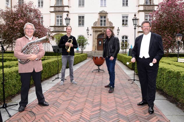 Entertainment Bilder des Tages Ernst Hutter, Martin Hutter, Roland Hefter und Mark Mast bei der Paukenschlag gegen die Einsamkeit Konzertveranstaltung der Josef-und-Luise-Kraft-Stiftung für Senioren im Mathildenstift. München, 01.05.2021