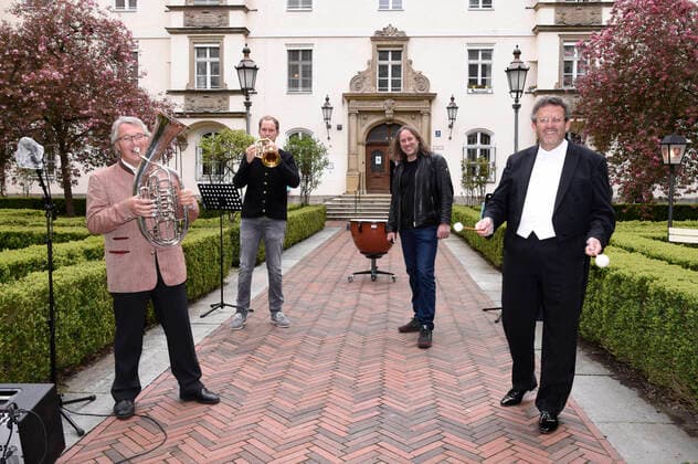 Ernst Hutter, Martin Hutter, Roland Hefter und Mark Mast bei der Paukenschlag gegen die Einsamkeit Konzertveranstaltung der Josef-und-Luise-Kraft-Stiftung für Senioren im Mathildenstift. München, 01.05.2021