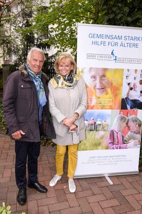Günter Steinberg mit Ehefrau Margot bei der Paukenschlag gegen die Einsamkeit Konzertveranstaltung der Josef-und-Luise-Kraft-Stiftung für Senioren im Mathildenstift. München, 01.05.2021