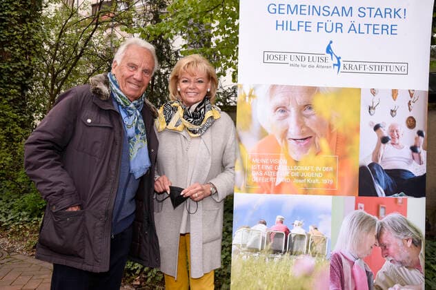 Günter Steinberg mit Ehefrau Margot bei der Paukenschlag gegen die Einsamkeit Konzertveranstaltung der Josef-und-Luise-Kraft-Stiftung für Senioren im Mathildenstift. München, 01.05.2021