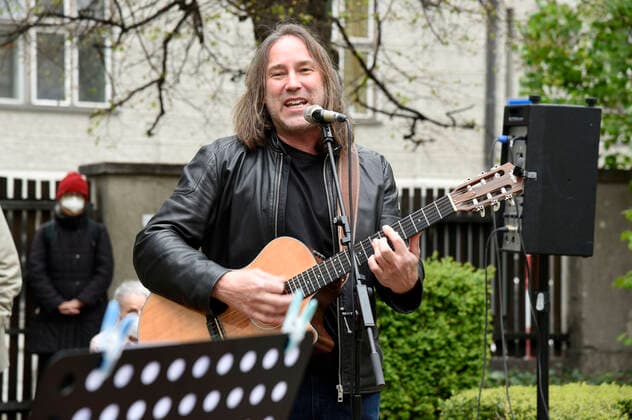 Roland Hefter bei der Paukenschlag gegen die Einsamkeit Konzertveranstaltung der Josef-und-Luise-Kraft-Stiftung für Senioren im Mathildenstift. München, 01.05.2021