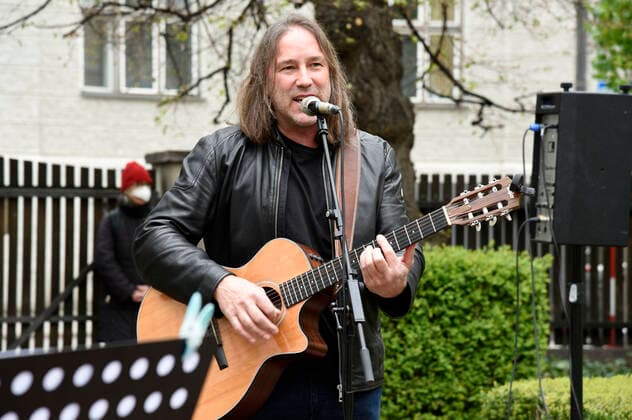 Roland Hefter bei der Paukenschlag gegen die Einsamkeit Konzertveranstaltung der Josef-und-Luise-Kraft-Stiftung für Senioren im Mathildenstift. München, 01.05.2021