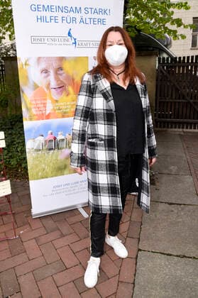 Anja Lukaseder bei der Paukenschlag gegen die Einsamkeit Konzertveranstaltung der Josef-und-Luise-Kraft-Stiftung für Senioren im Mathildenstift. München, 01.05.2021