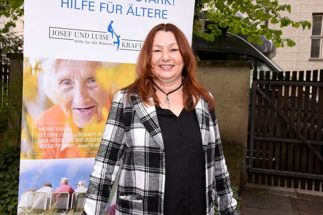 Anja Lukaseder bei der Paukenschlag gegen die Einsamkeit Konzertveranstaltung der Josef-und-Luise-Kraft-Stiftung für Senioren im Mathildenstift. München, 01.05.2021