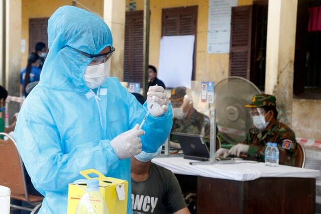(210501) -- PHNOM PENH, May 1, 2021 -- A health worker pumps the Chinese Sinopharm COVID-19 vaccine with a syringe at an inoculation site in Phnom Penh, Cambodia, May 1, 2021. (Photo by Xinhua) COMBIDIA-PHNOM PENH-COVID-19-CHINESE VACCINE-VACCINATION Phearum 