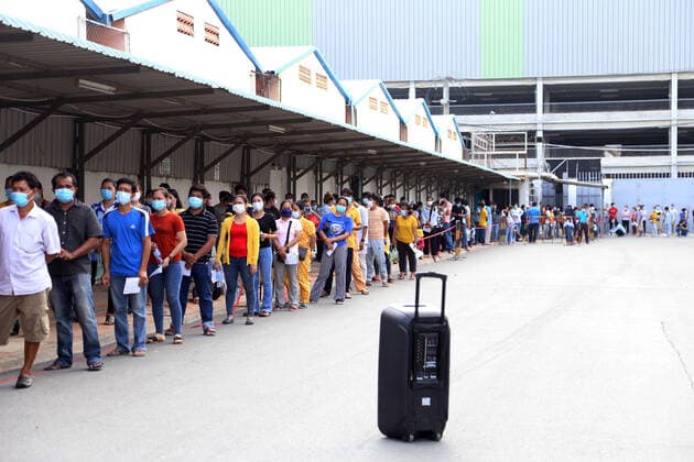 (210501) -- PHNOM PENH, May 1, 2021 -- Residents in a high-risk area of COVID-19 infection queue to receive COVID-19 vaccines at an inoculation site in Phnom Penh, Cambodia, May 1, 2021. (Photo by Xinhua) COMBIDIA-PHNOM PENH-COVID-19-CHINESE VACCINE-VACCINATION LyxLay 