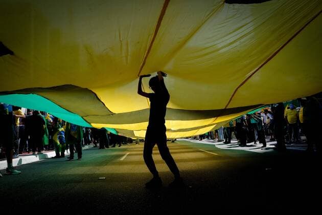 Bilder des Jahres 2021, News 05 Mai News Themen der Woche KW17 News Bilder des Tages A supporter of Brazilian President Jair Bolsonaro takes part in a rally to shows their support during the International Workers Day commemoration in Sao Paulo, Brazil, 01 May 2021. Rally to support Brazilian Presindent Jair Bolsonaro !ACHTUNG: NUR REDAKTIONELLE NUTZUNG!  Copyright: xFERNANDOxBIZERRAxJRx AME4269 20210501-637554971861707364