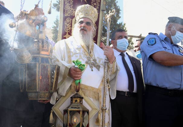 Bilder des Jahres 2021, News 05 Mai News Themen der Woche KW17 News Bilder des Tages May 1, 2021, Bethlehem, West Bank, Palestinian Territory: Head of the Greek Orthodox church in Bethlehem Bishop Theofilactos attends the Holy Fire ceremony in Bethlehem s Church of the Nativity, in the Israeli-occupied West Bank, on May 1, 2021, on the eve of Orthodox Easter Bethlehem Palestinian Territory - ZUMAap3_ 20210501_zaf_ap3_133 Copyright: xMosabxShawerx