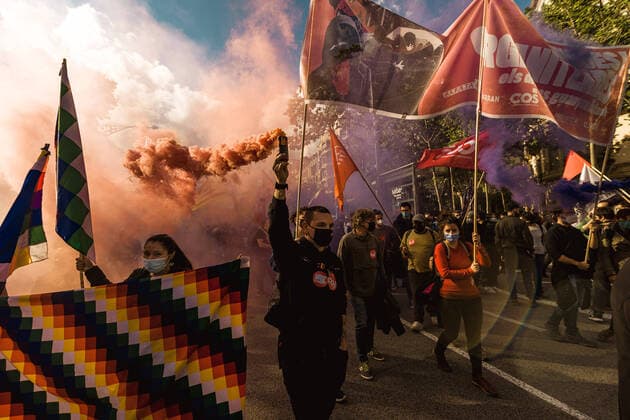 Bilder des Jahres 2021, News 05 Mai News Themen der Woche KW17 News Bilder des Tages May 1, 2021, Barcelona, Catalonia, Spain: A protester holds a Bengal flare as members of a great variety of left-wing groups march through the center of Barcelona marking May 1st Barcelona Spain - ZUMAo105 20210501_zap_o105_011 Copyright: xMatthiasxOesterlex