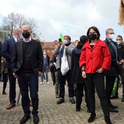 Bundesfinanzminister und Kanzlerkandidat Olaf Scholz (SPD) und Kanzlerkandidatin Annalena Baerbock (Bündnis 90 Die Grünen) stehen nebeneinader während einer Kundgebung des DGB zum Tag der Arbeit auf dem Bassinplatz in Potsdam, 1. Mai 2021. Maikundgebung in Potsdam