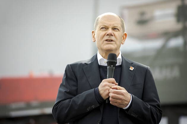News Bilder des Tages Olaf Scholz, Kanzlerkandidat der SPD, haelt eine Rede bei einer Kundgebung am Tag der Arbeit im Autokino auf dem Autokinogelaende des Lausitzer Autokino Festivals. Cottbus, 01.05.2021. Cottbus Deutschland