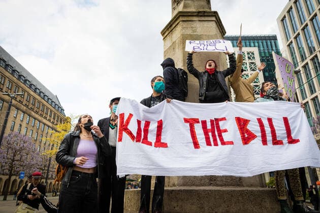 Bilder des Jahres 2021, News 05 Mai News Themen der Woche KW17 May 1, 2021, Manchester, United Kingdom: A protester chants slogans with a placard at St Peters Square during the Kill The Bill demonstration..May Day sees protests across the country due to the proposed Police, Crime and Sentencing Bill that, if passed, would introduce new legislation around protests. Manchester United Kingdom - ZUMAs197 20210501_zaa_s197_359 Copyright: xAndyxBartonx