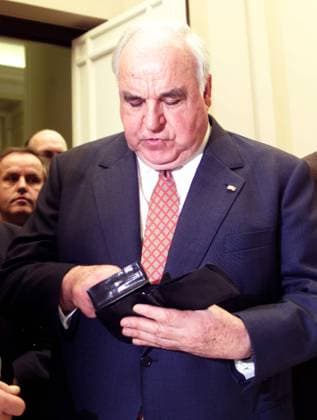 Kohl Untersuchungsausschuss Bundeskanzler a.D. Helmut KOHL, während des Untersuchungsausschuss zur Spendenaffaire, Berlin den 25.01.2001, Berlin Deutschland *** Kohl Committee of Inquiry Former Chancellor Helmut KOHL, during the Committee of Inquiry on the Donations Affair, Berlin 25 01 2001, Berlin Germany