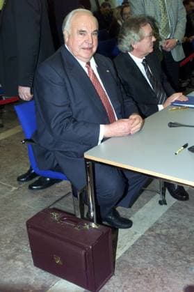 Kohl Untersuchungsausschuss Bundeskanzler a.D. Helmut KOHL, während des Untersuchungsausschuss zur Spendenaffaire, Berlin den 25.01.2001, Berlin Deutschland *** Kohl Committee of Inquiry Former Chancellor Helmut KOHL, during the Committee of Inquiry on the Donations Affair, Berlin 25 01 2001, Berlin Germany