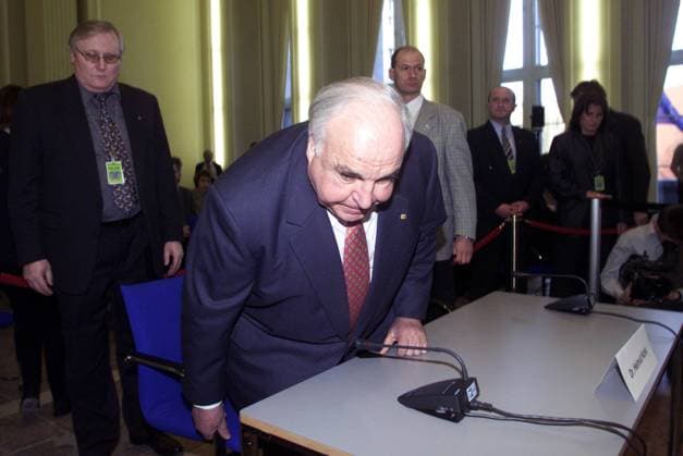 Kohl Untersuchungsausschuss Bundeskanzler a.D. Helmut KOHL, während des Untersuchungsausschuss zur Spendenaffaire, Berlin den 25.01.2001, Berlin Deutschland *** Kohl Committee of Inquiry Former Chancellor Helmut KOHL, during the Committee of Inquiry on the Donations Affair, Berlin 25 01 2001, Berlin Germany