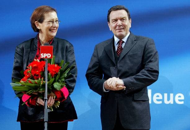 Blumen fuer Heide Simonis Bundeskanzler Gerhard Schröder überreicht Heide Simonis Ministerpräsidentin Schleswig-Holstein, einen Tag nach den Landtagswahlen vor Beginn einer Sitzung des SPD-Parteipraesidiums einen Blumenstrauss, Berlin den 21.02.2005, Berlin Deutschland *** Flowers for Heide Simonis Federal Chancellor Gerhard Schröder presents a bouquet of flowers to Heide Simonis, Minister President of Schleswig Holstein, one day after the state elections before the start of a meeting of the SPD party executive committee, Berlin 21 02 2005, Berlin Germany