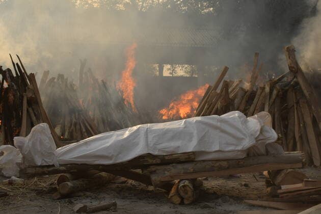 Coronavirus, Eindrücke aus Indien India: Covid-19 outbreaks in New Delhi Family members and relatives perform last rites of covid-19 victims during mass cremation at Gazipur crematorium in Delhi. New Delhi India Copyright: IshantxChauhan